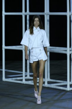 alexander wang Show'da pist model yürür