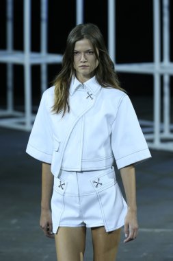 alexander wang Show'da pist model yürür