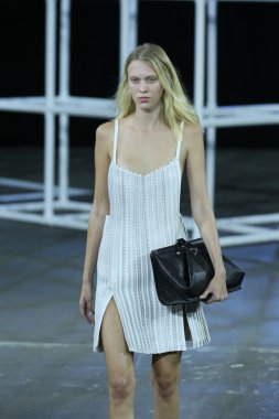 alexander wang Show'da pist model yürür