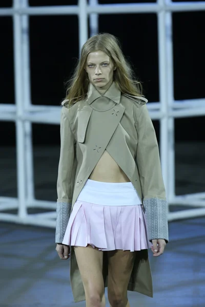 Modelo en el desfile de moda Alexander Wang — Foto de Stock