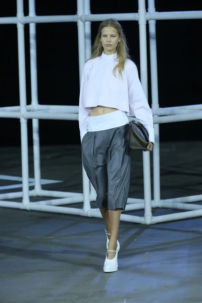 Model op alexander wang show — Stockfoto