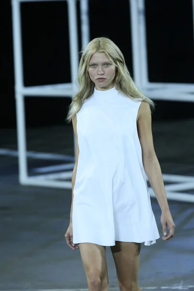 Modelo en el desfile de moda Alexander Wang — Foto de Stock