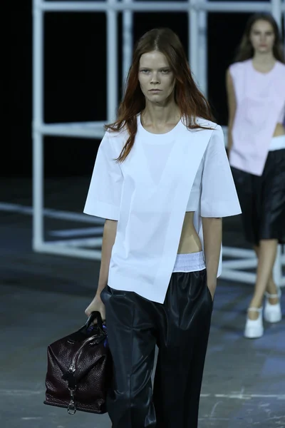 Modell på alexander wang show — Stockfoto