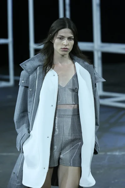 Modelo en el desfile de moda Alexander Wang — Foto de Stock