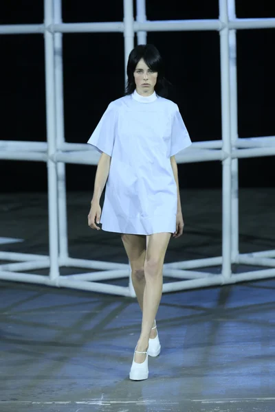 Modelo en el desfile de moda Alexander Wang — Foto de Stock