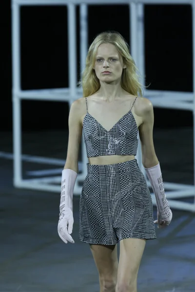 Model loopt de start-en landingsbaan op alexander wang show — Stockfoto