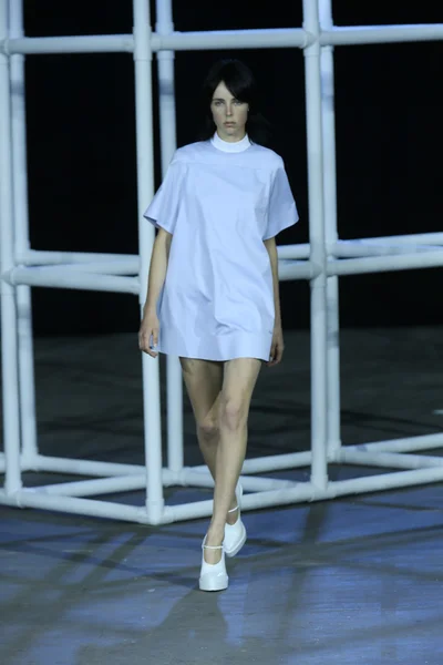 Modelo camina por la pasarela en Alexander Wang show —  Fotos de Stock