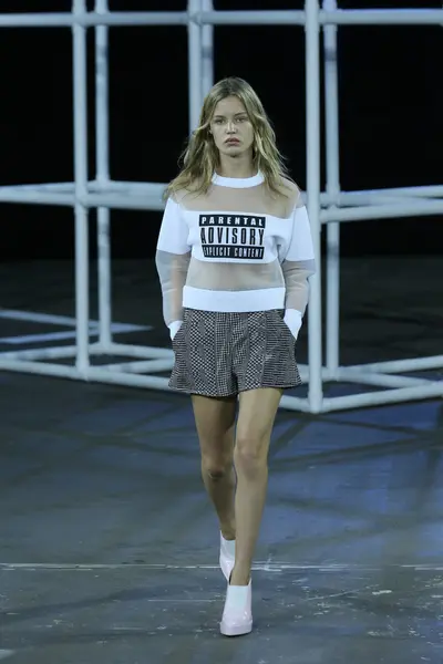 Modelo camina por la pasarela en Alexander Wang show —  Fotos de Stock