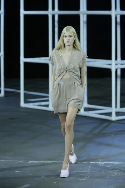 Modelo camina por la pasarela en Alexander Wang show —  Fotos de Stock