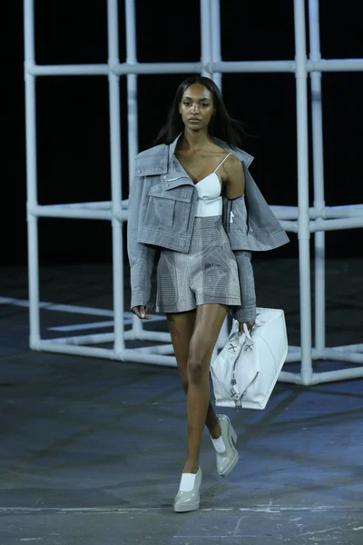 Modelo caminha na passarela no show Alexander Wang — Fotografia de Stock