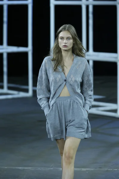 Modelo camina por la pasarela en Alexander Wang show —  Fotos de Stock