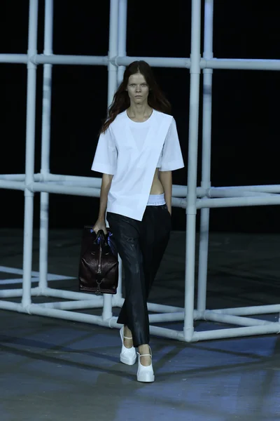 Modello cammina la pista a Alexander Wang spettacolo — Foto Stock