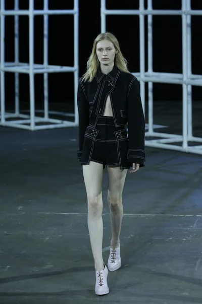 Model procházky dráhy na alexander wang show — Stock fotografie