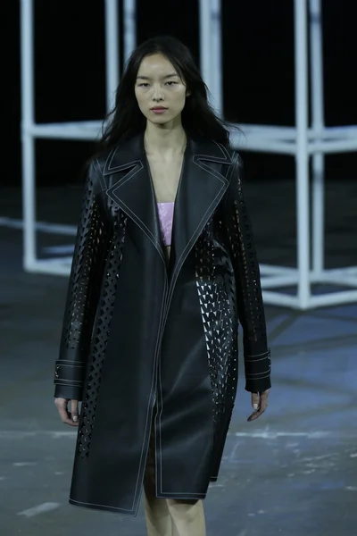 Model loopt de start-en landingsbaan op alexander wang show — Stockfoto