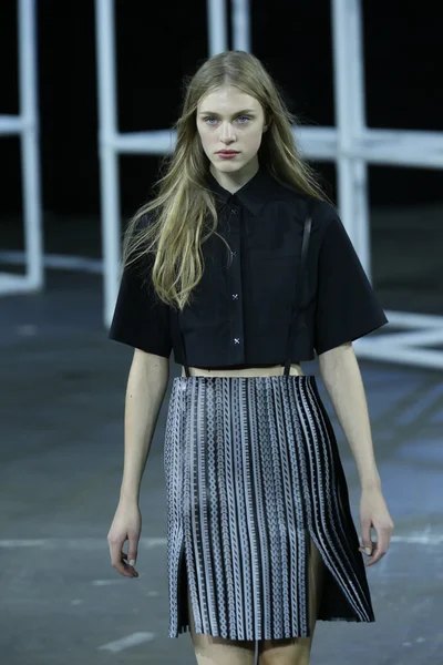 Modelo camina por la pasarela en Alexander Wang show — Foto de Stock