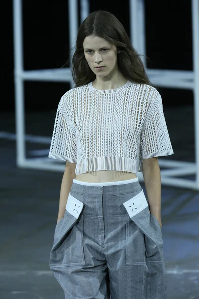 Le mannequin marche sur la piste au salon Alexander Wang — Photo