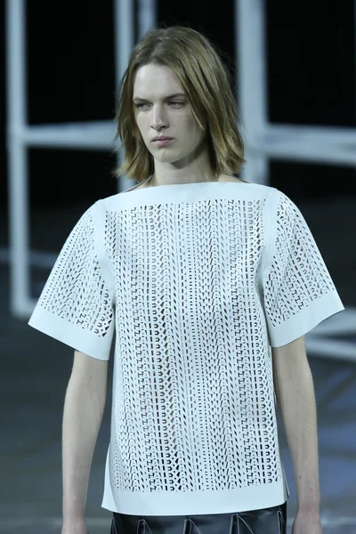 Modelo caminha na passarela no show Alexander Wang — Fotografia de Stock