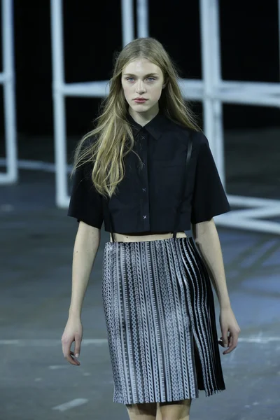 Modelo camina por la pasarela en Alexander Wang show — Foto de Stock