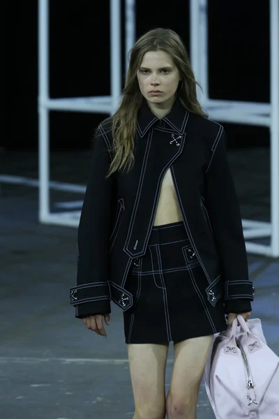 Modelo caminha na passarela no show Alexander Wang — Fotografia de Stock