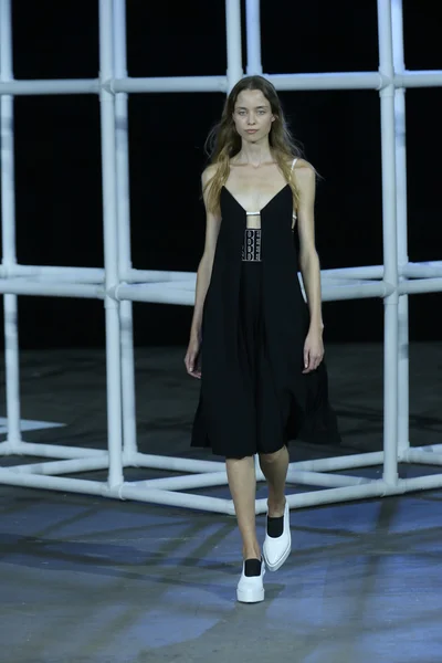 Model walks the runway at Alexander Wang show — Stock Photo, Image