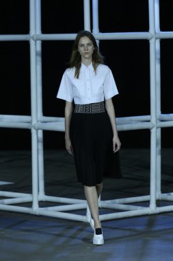 alexander wang Show'da pist model yürür