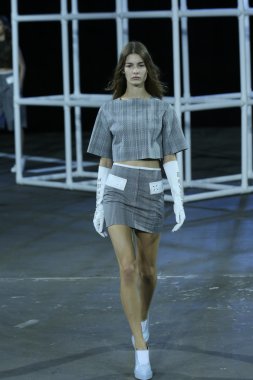 alexander wang Show'da pist model yürür