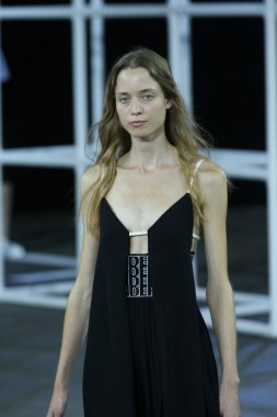 alexander wang Show'da pist model yürür