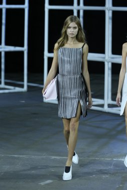 alexander wang Show'da pist model yürür