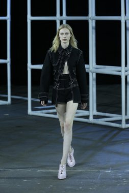 alexander wang Show'da pist model yürür