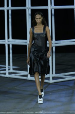 alexander wang Show'da pist model yürür