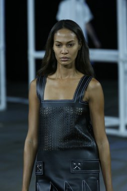 alexander wang Show'da pist model yürür