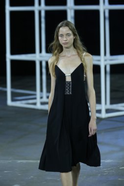 alexander wang Show'da pist model yürür