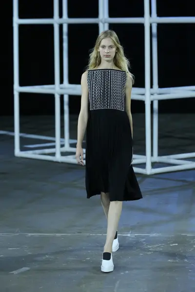 Le mannequin marche sur la piste au salon Alexander Wang — Photo