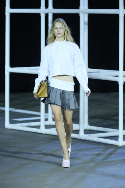 Modelo caminha na passarela no show Alexander Wang — Fotografia de Stock