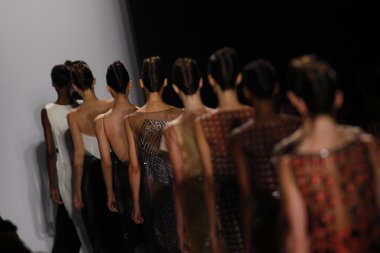 modelleri pist finale carolina herrera Show'da yürümek.