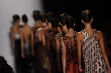 modelleri pist finale carolina herrera Show'da yürümek.