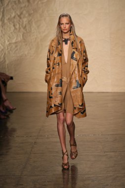 donna karan Show'da pist model yürür