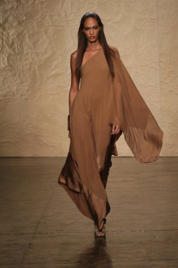 donna karan Show'da pist model yürür