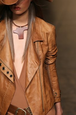 donna karan Show'da pist model yürür