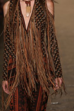 donna karan Show'da pist model yürür