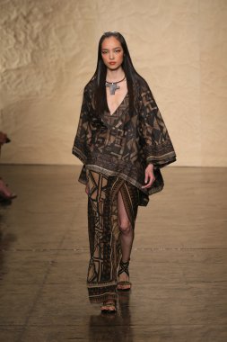 donna karan Show'da pist model yürür