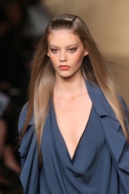 donna karan Show'da pist model yürür