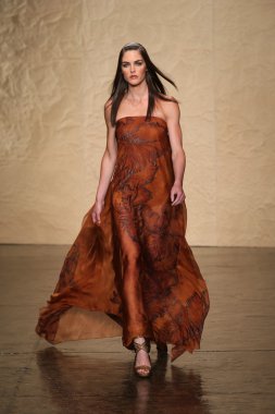 donna karan Show'da pist model yürür