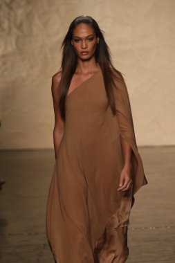 donna karan Show'da pist model yürür
