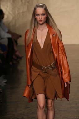 donna karan Show'da pist model yürür