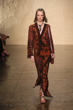 donna karan Show'da pist model yürür