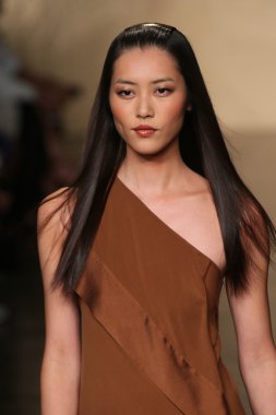 donna karan Show'da pist model yürür