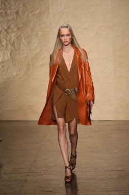 donna karan Show'da pist model yürür