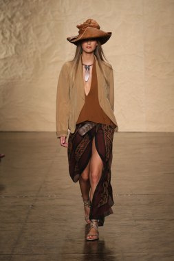 donna karan Show'da pist model yürür