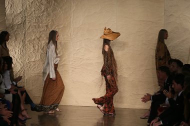 donna karan moda modelleri atrunway finali show